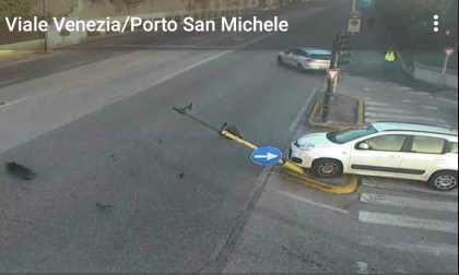 Auto fugge dopo aver abbattuto un semaforo in viale Venezia