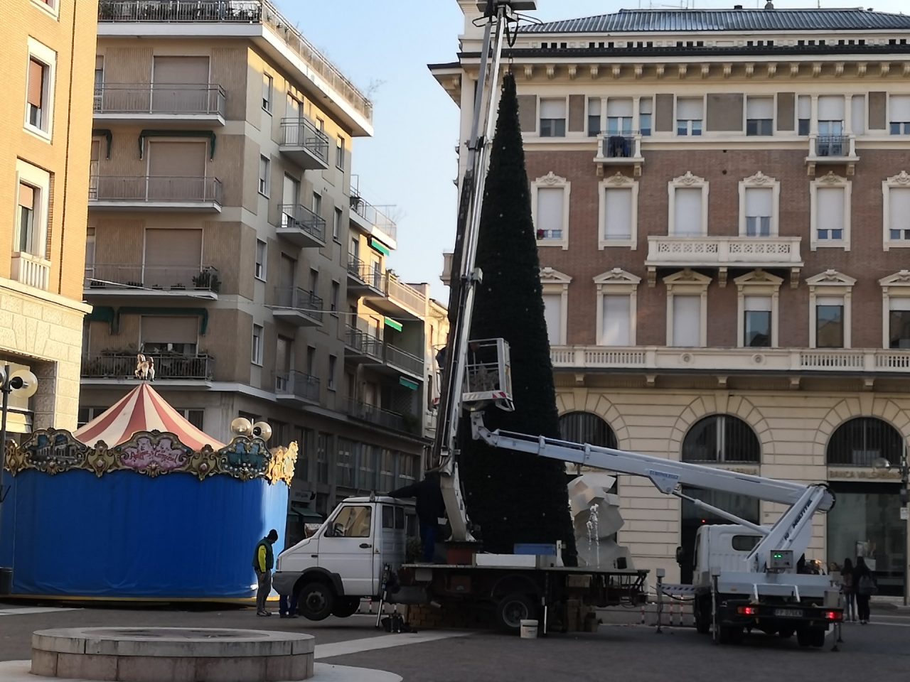 Addobbi natalizi a Legnago in allestimento
