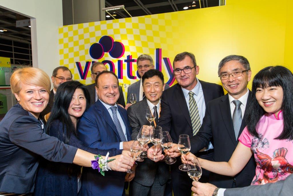 Vinitaly a Hong Kong, ma i vini italiani non sono ancora competitivi in Cina