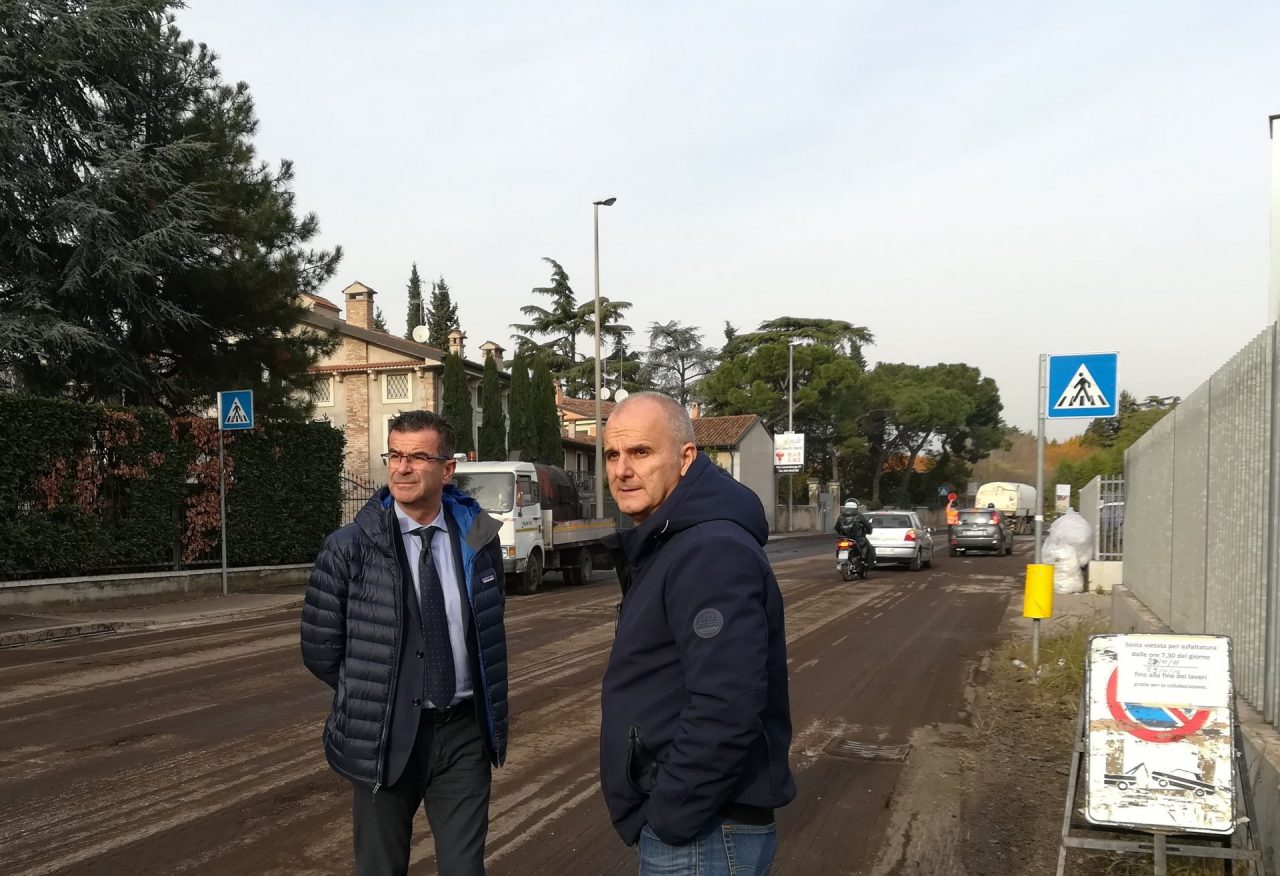 Nuovo asfalto in via Roveggia