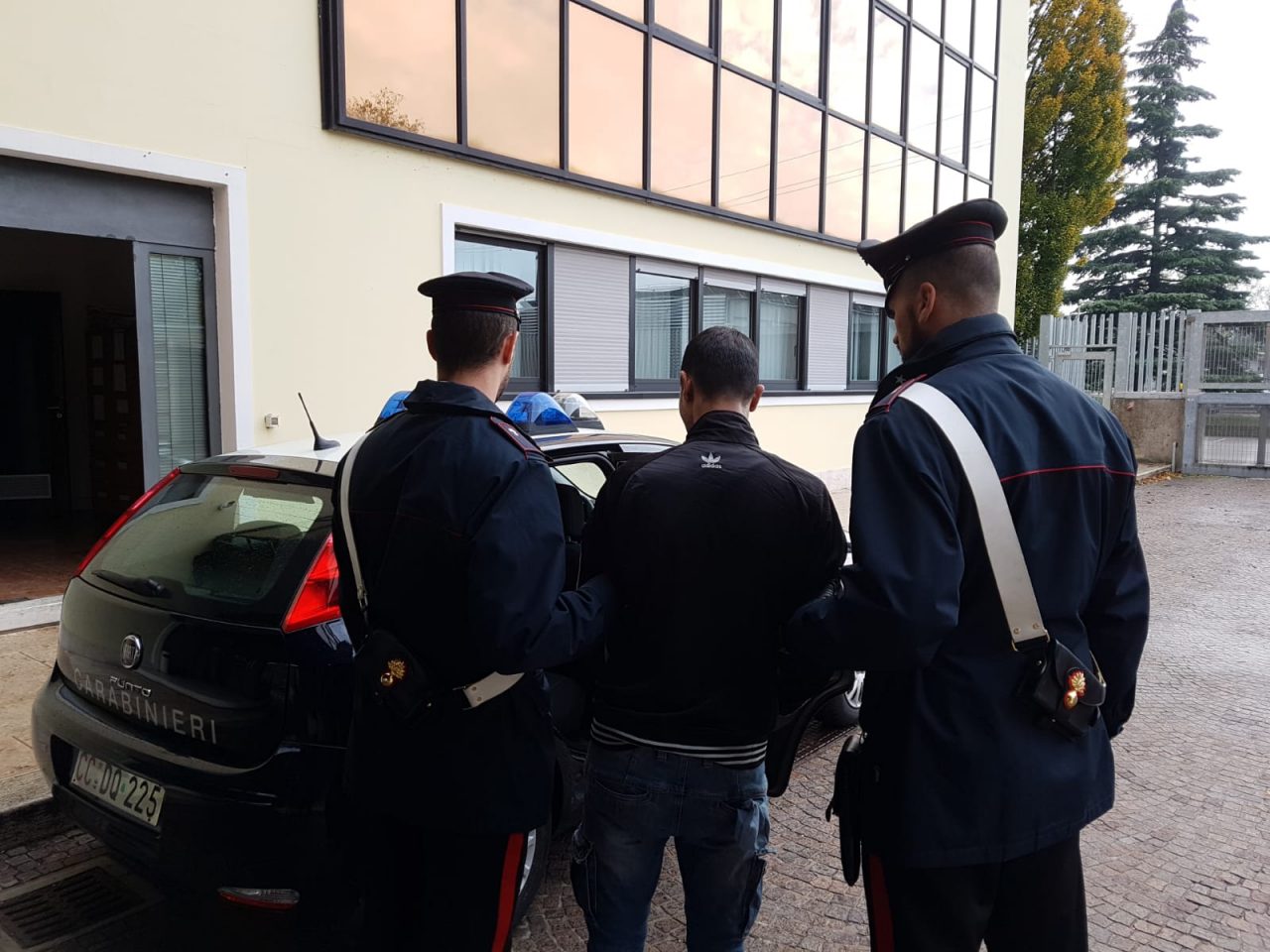 Spacciava ai minori: arrestato