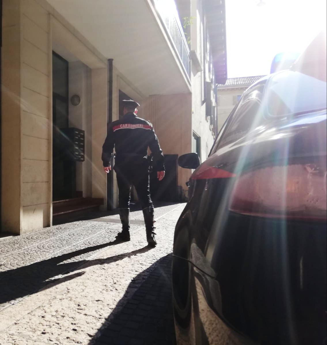Tenta l’insano gesto, carabinieri lo salvano
