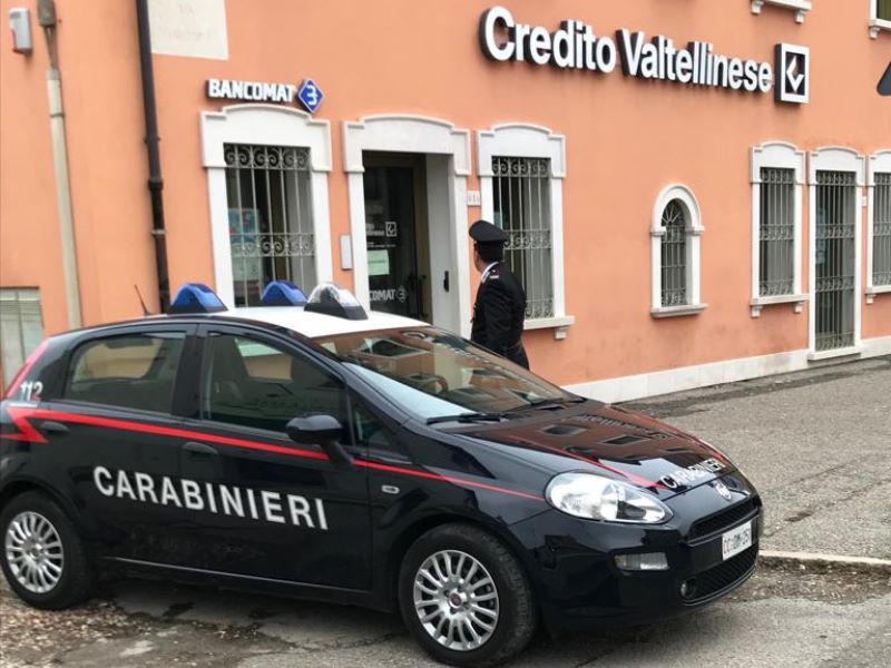 Tentano di far saltare il bancomat ma qualcosa va storto