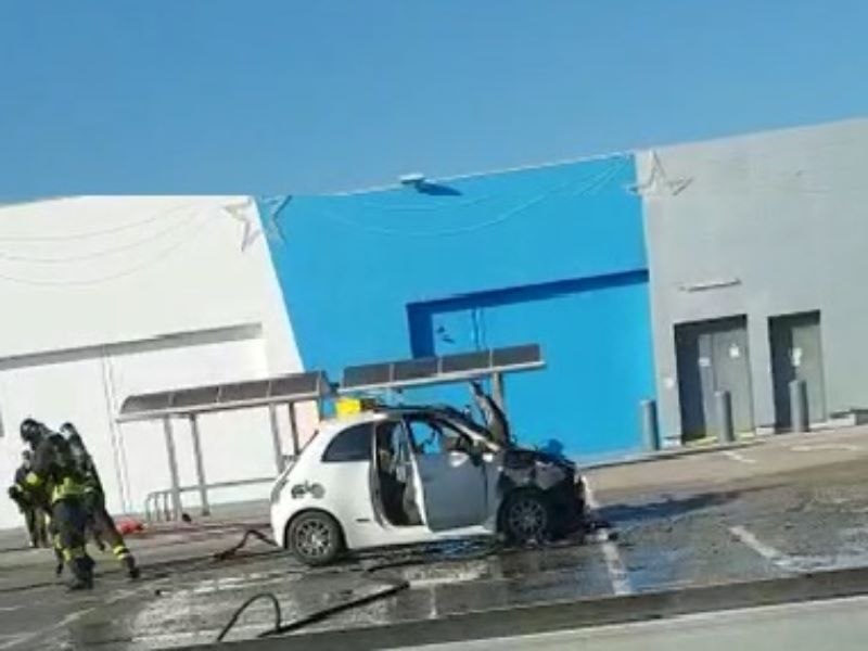 Auto a gpl in fiamme alla Decathlon di Dossobuono