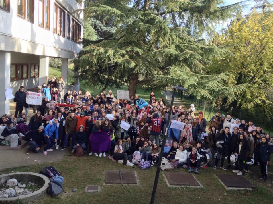 «Abbiamo freddo»: protesta degli studenti all’alberghiero di Gardone Riviera