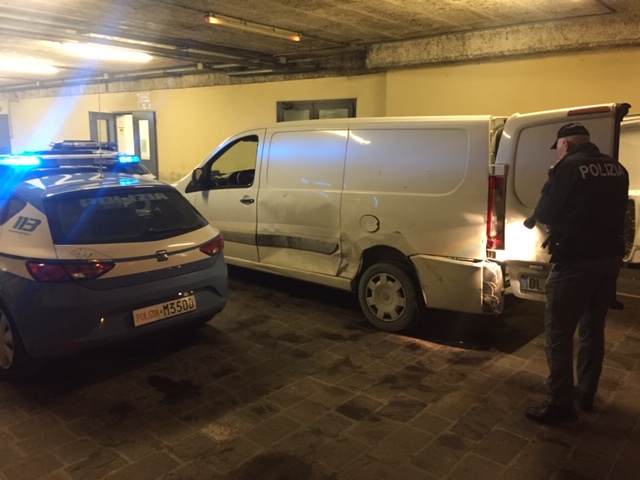 Folle fuga col furgone: arrestati due giovani pregiudicati