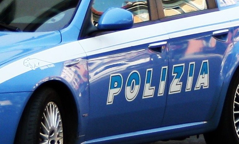 Prima creano il caos in strada, poi se la prendono con i poliziotti: arrestati due ubriachi