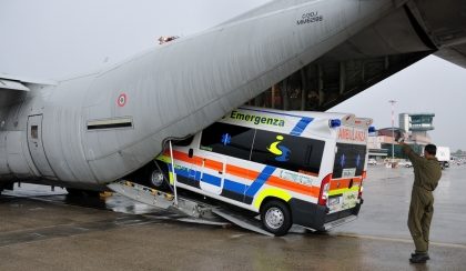 Trasporto urgente neonato in pericolo di vita: ambulanza imbarcata sull'aereo militare