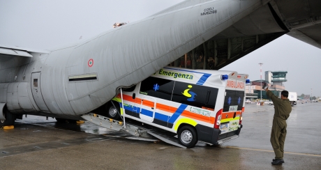 Trasporto urgente neonato in pericolo di vita: ambulanza imbarcata sull’aereo militare