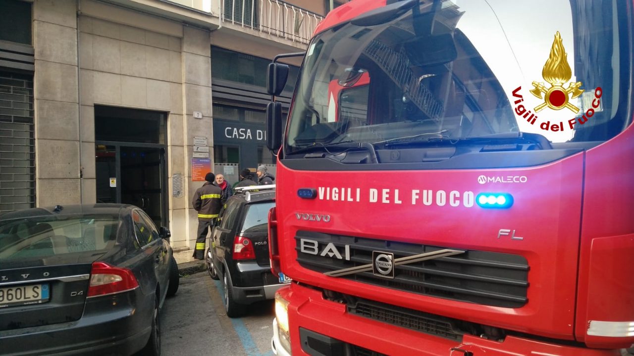 Incendio in via Poloni. Le fiamme sono divampate alle 4.30 circa, in un all’alloggio al mezzanino dell’edificio composto di 5 piani, 24 sono le persone coinvolte.