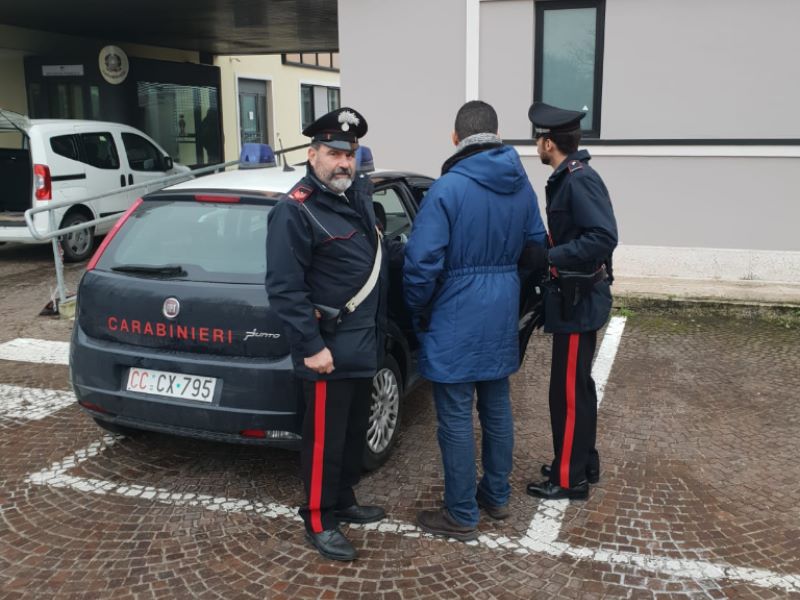 Maltratta la moglie, lei scappa e lo fa arrestare