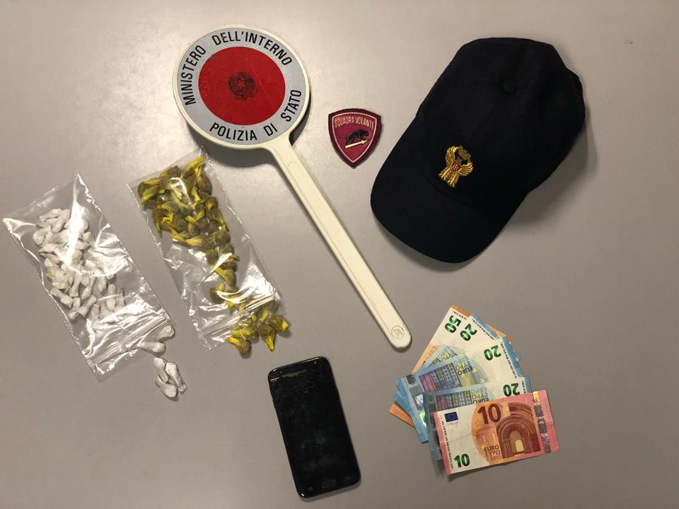 Si aggira nel parco con diverse dosi di cocaina ed eroina, arrestato un 35enne