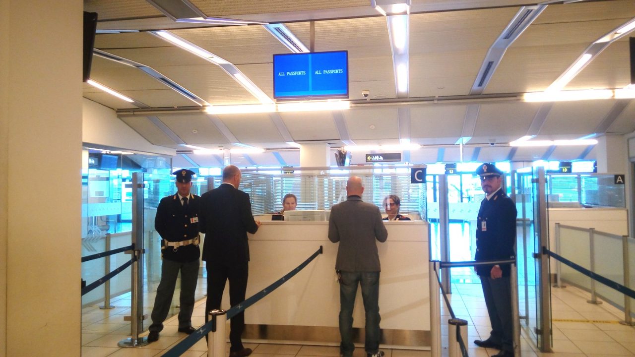 Documenti falsi per andare a Londra, arrestata una 37enne
