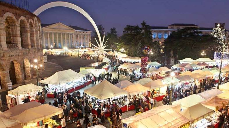 Santa Lucia arriva in Piazza Bra con 238 banchetti