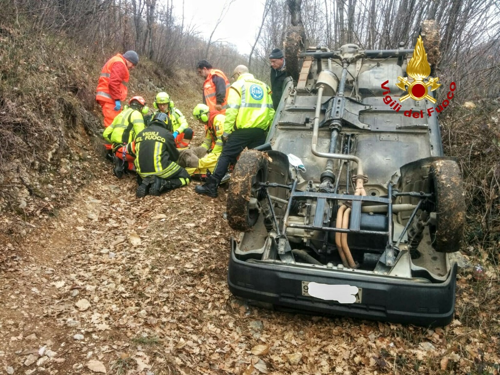 Auto si capovolge nel bosco a Caprino Veronese