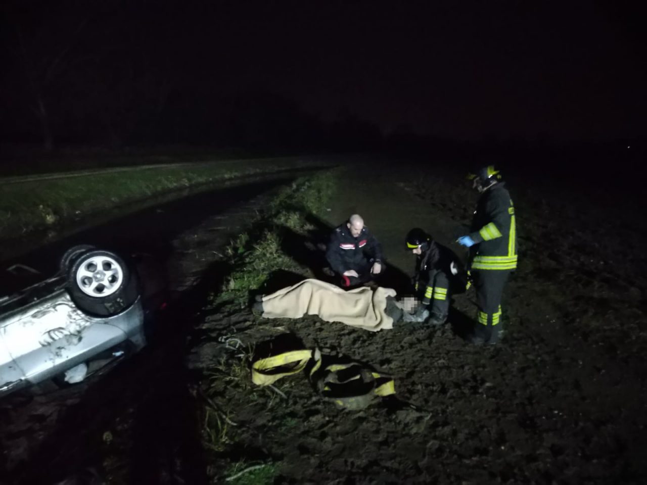 Finisce in un fosso, salvato dai Carabinieri