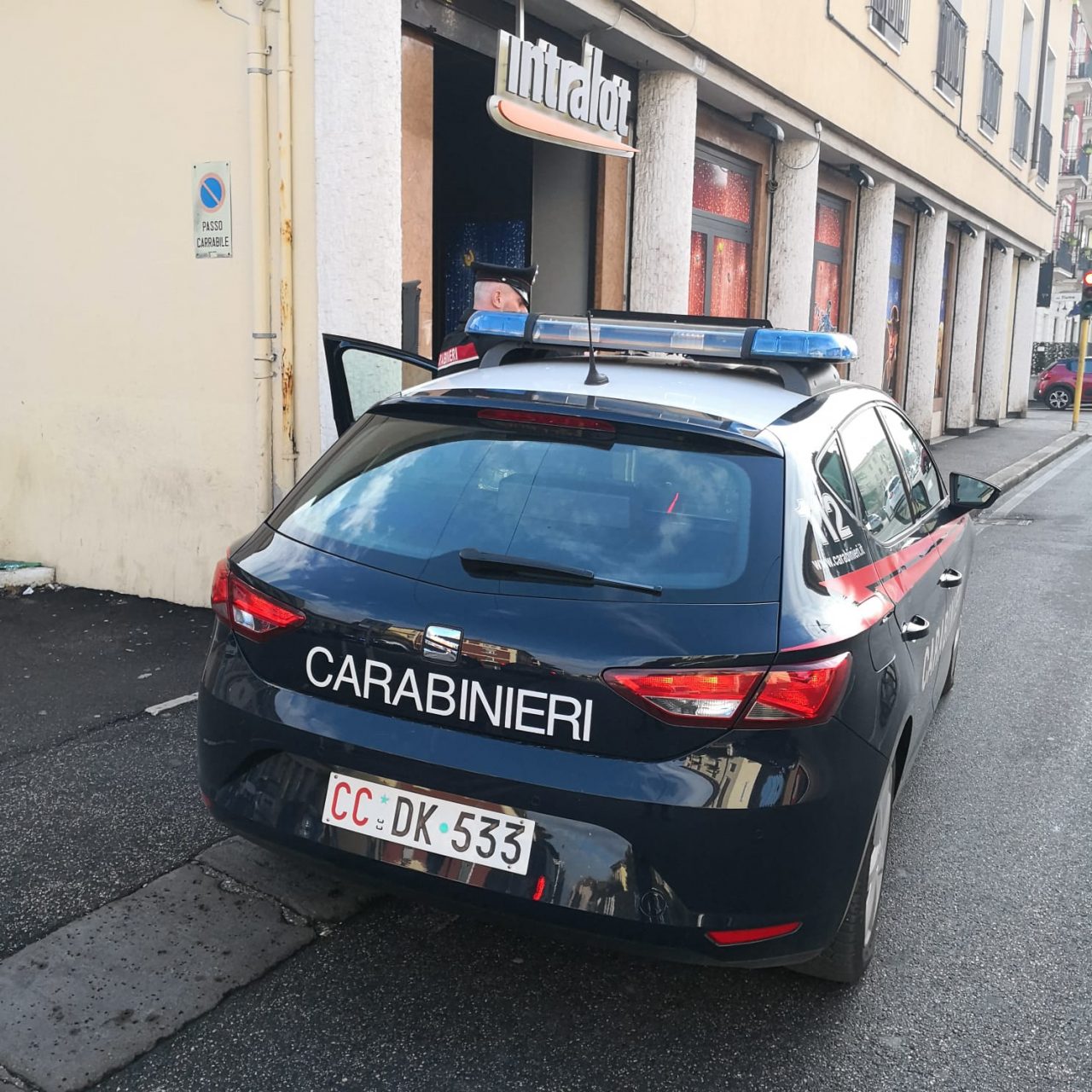 Non rispetta l’obbligo di firma e dà falsa identità ai carabinieri