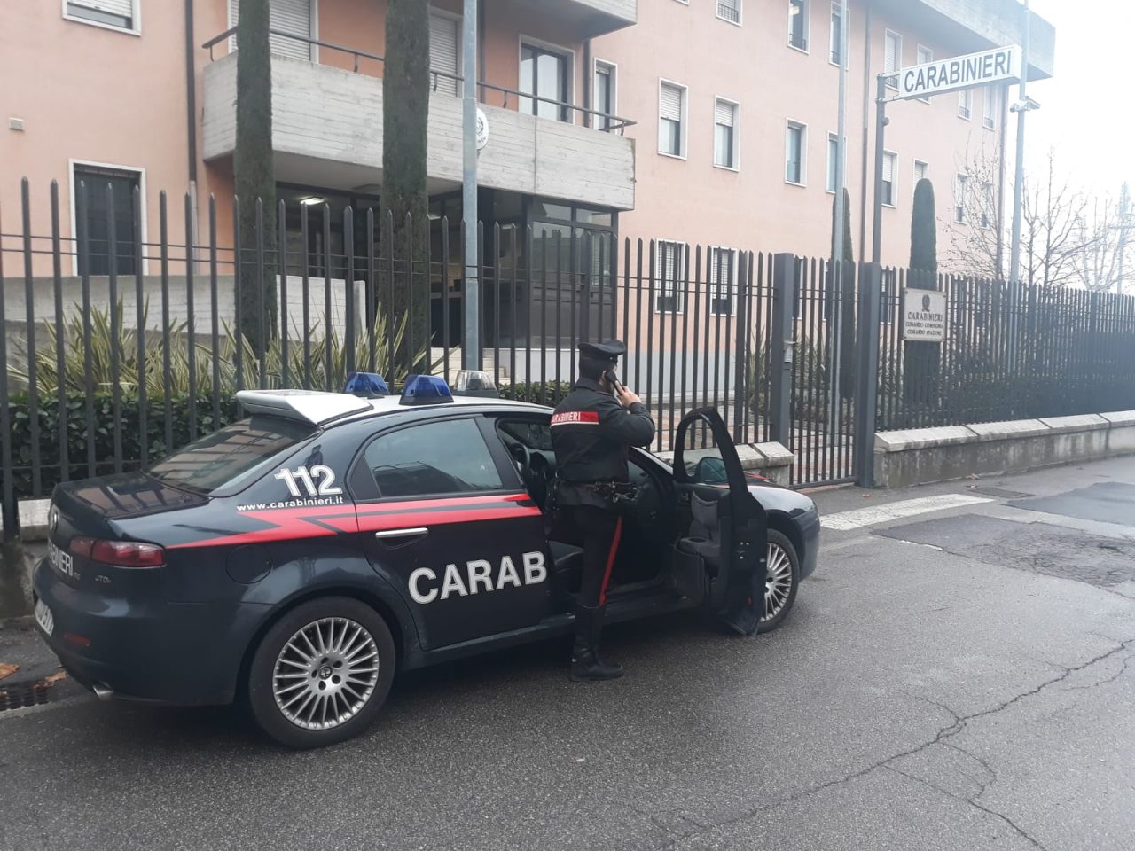 Passeggiava per il lungolago di Garda nonostante fosse ai domiciliari