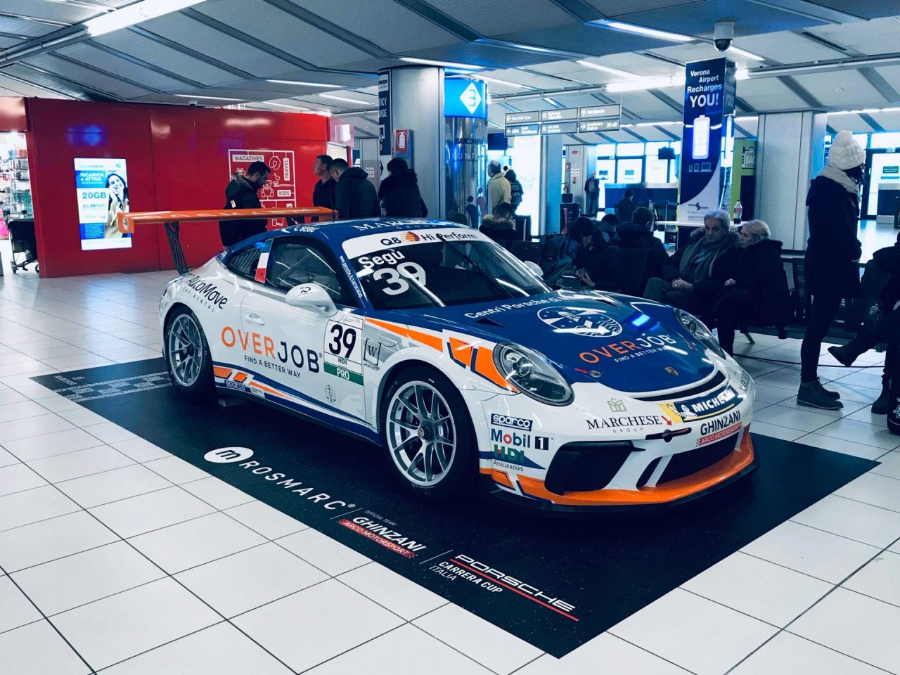 Porsche da corsa all’aeroporto Catullo di Villafranca