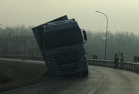 Camion fuori strada sulla Sp 42