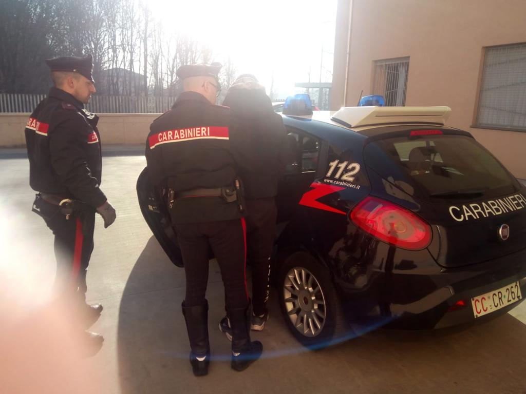 Seminano il panico in paese, arrestati due uomini