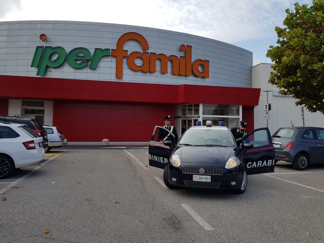 Un arresto per rapina impropria al Famila
