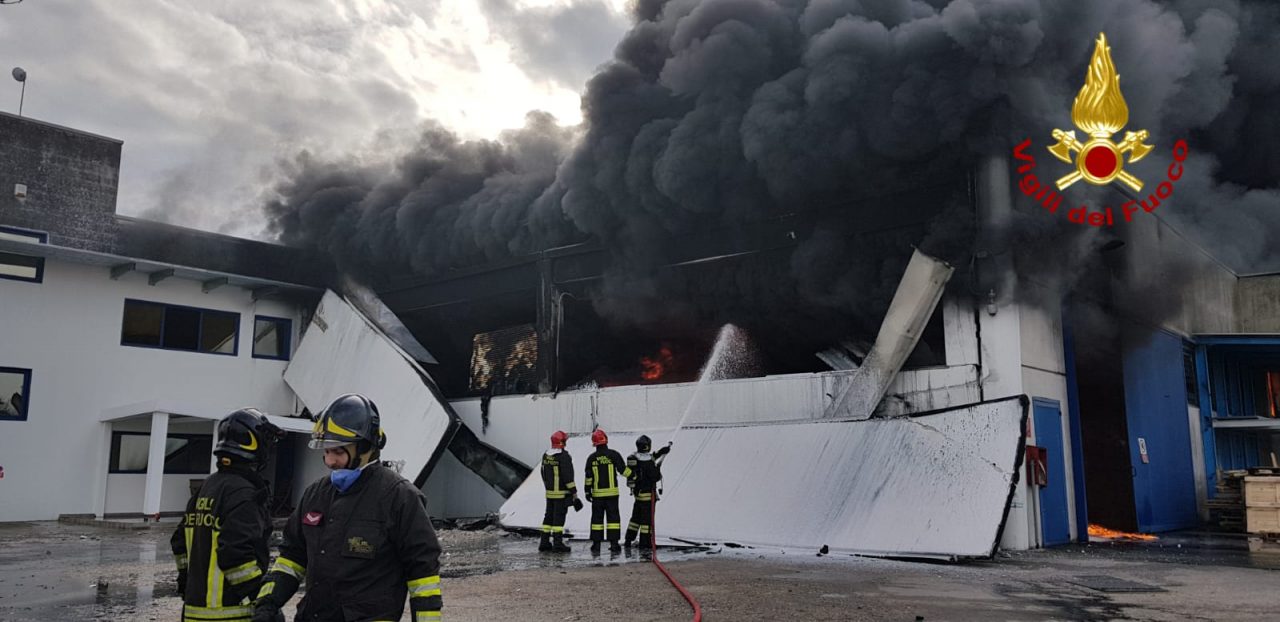 Pauroso incendio nel vicentino, fumo visibile dell'Est Veronese. A fuoco un'azienda che produce pannelli plastici.