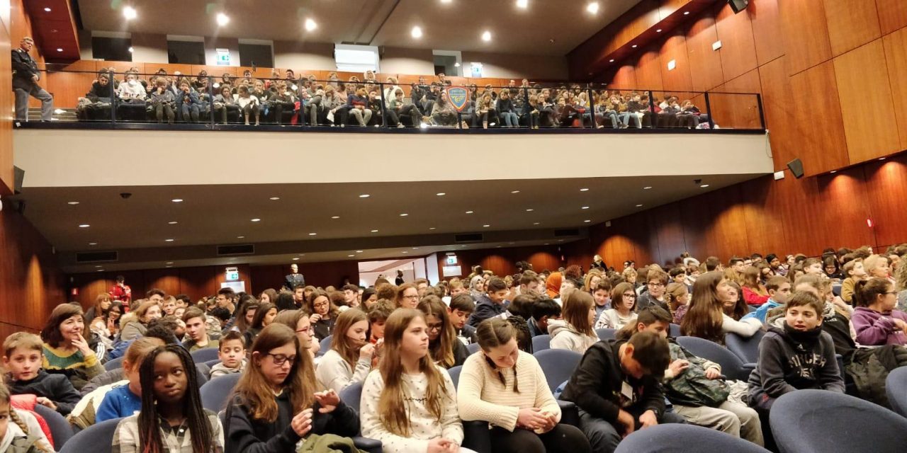 Cyberbullismo: #cuoriconnessi in Gran Guardia a Verona. Il docufilm a sostegno della campagna di sensibilizzazione itinerante della Polizia di Stato ha fatto tappa nel Comune scaligero coinvolgendo i giovani veronesi.