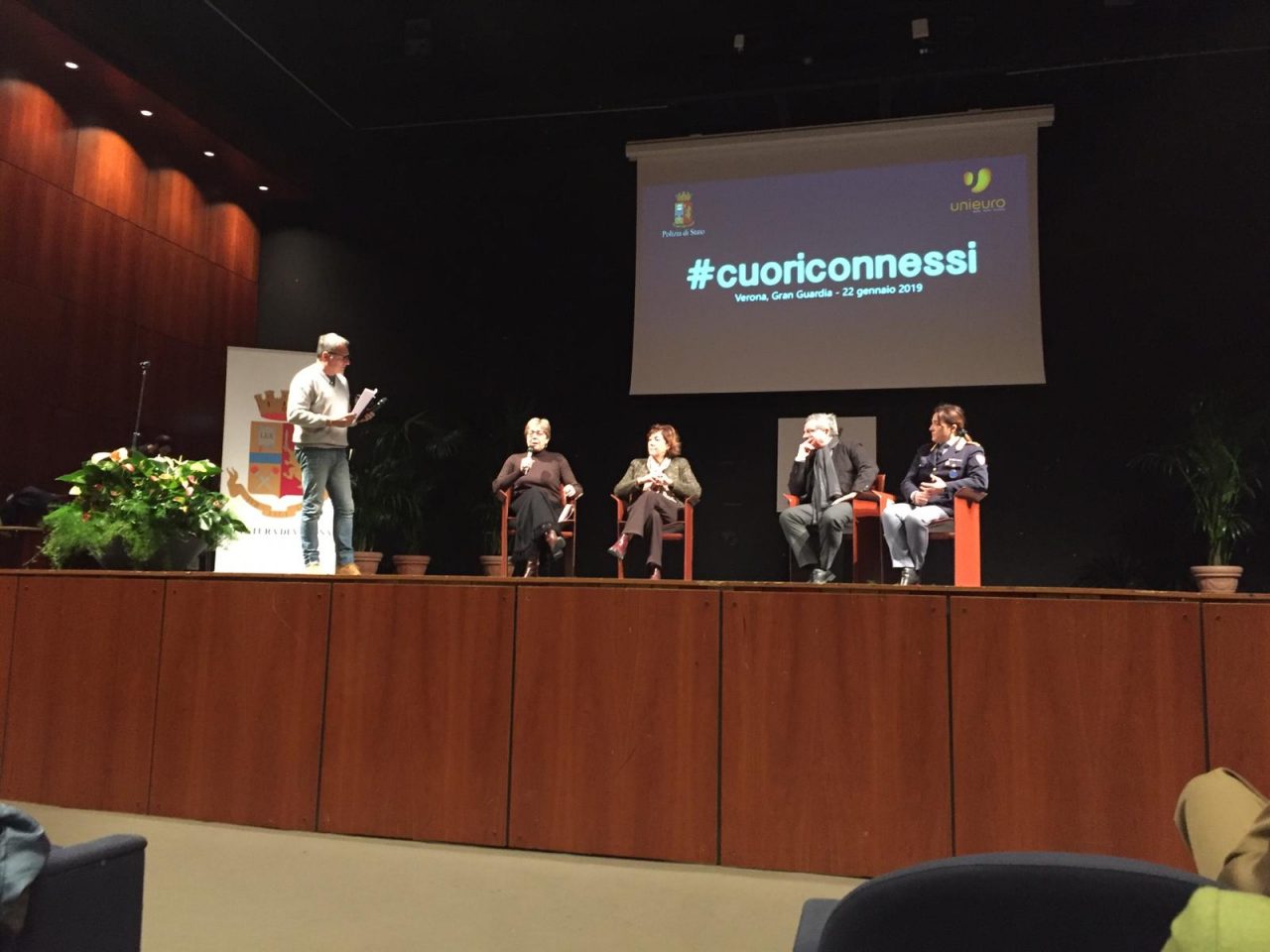 Cyberbullismo: #cuoriconnessi in Gran Guardia a Verona. Il docufilm a sostegno della campagna di sensibilizzazione itinerante della Polizia di Stato ha fatto tappa nel Comune scaligero coinvolgendo i giovani veronesi.