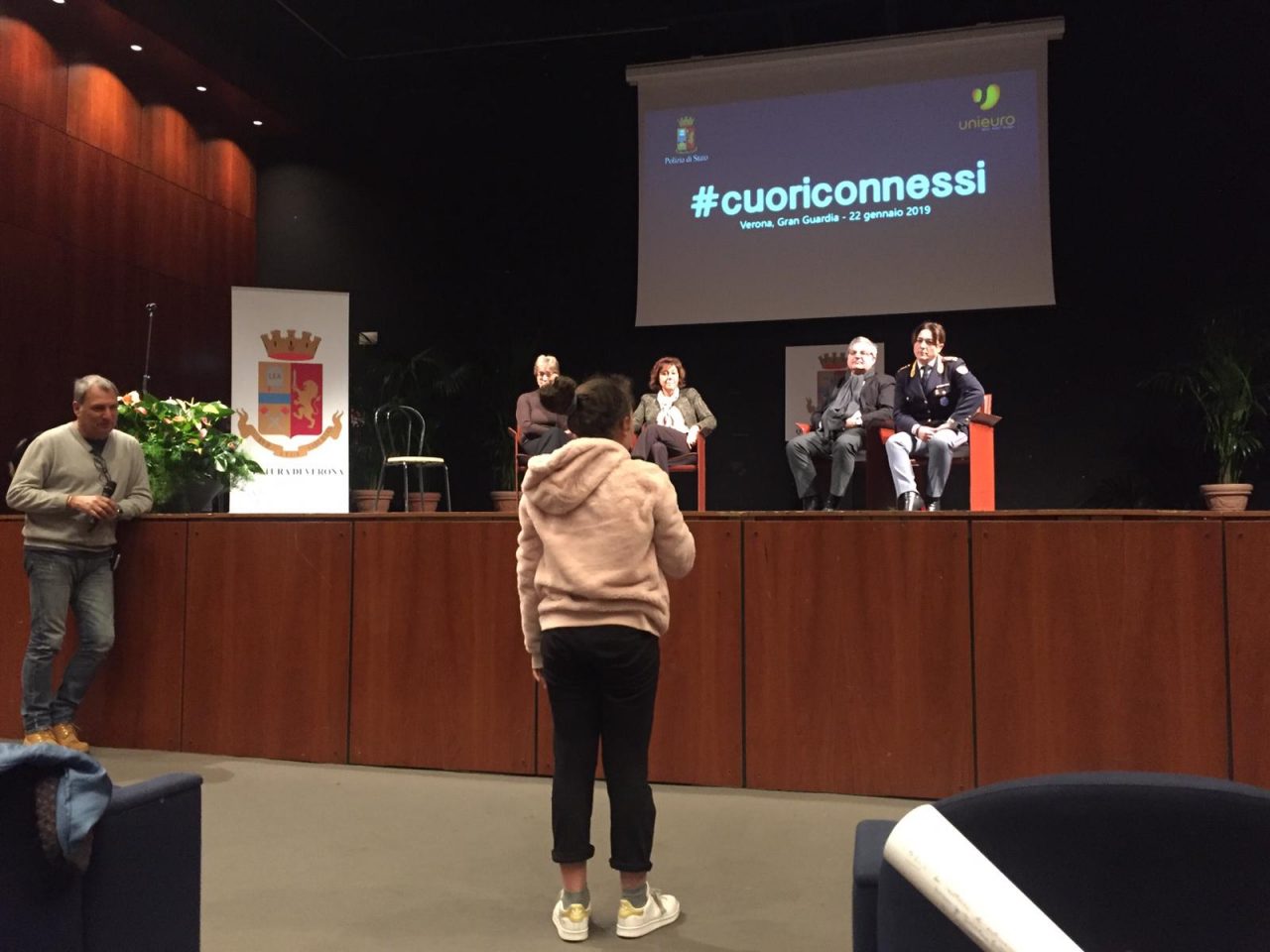Cyberbullismo: #cuoriconnessi in Gran Guardia a Verona. Il docufilm a sostegno della campagna di sensibilizzazione itinerante della Polizia di Stato ha fatto tappa nel Comune scaligero coinvolgendo i giovani veronesi.