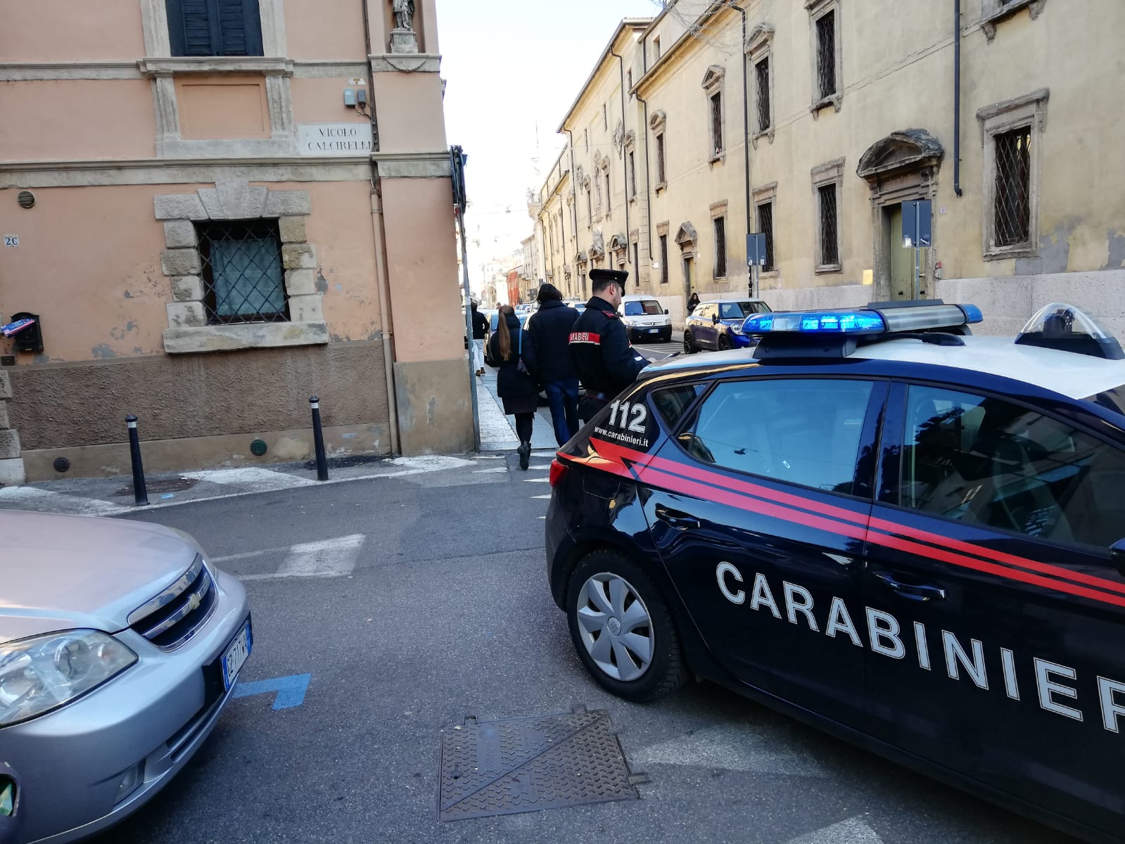 Giro di arresti a Verona in un solo giorno. I carabinieri hanno arrestato quattro persone in un solo giorno per violenza, detenzione di stupefacenti, oltraggio e resistenza a Pubblico Ufficiale e furto. 