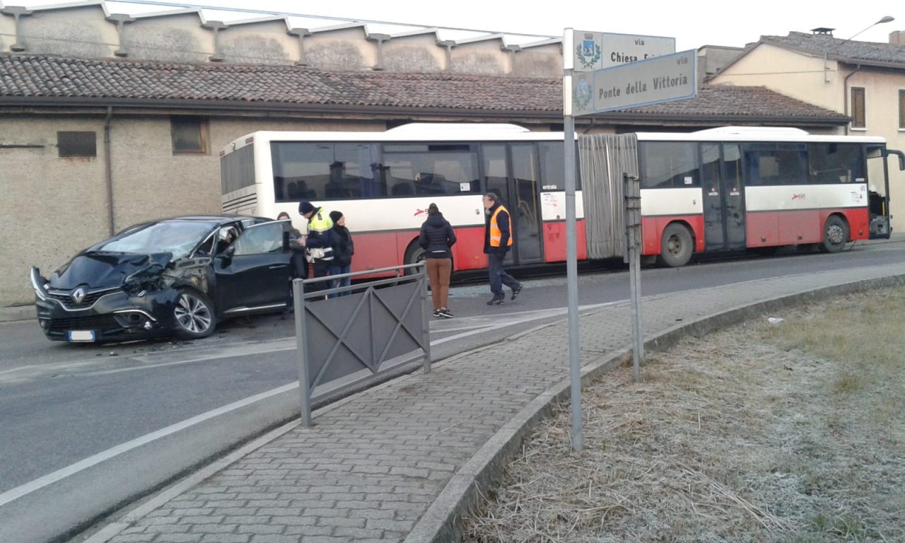 Scontro violento tra autobus e macchina – FOTO