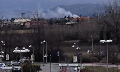 Colonna di fumo a Pacengo allarme tra i residenti