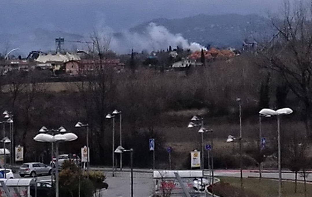 Colonna di fumo a Pacengo allarme tra i residenti