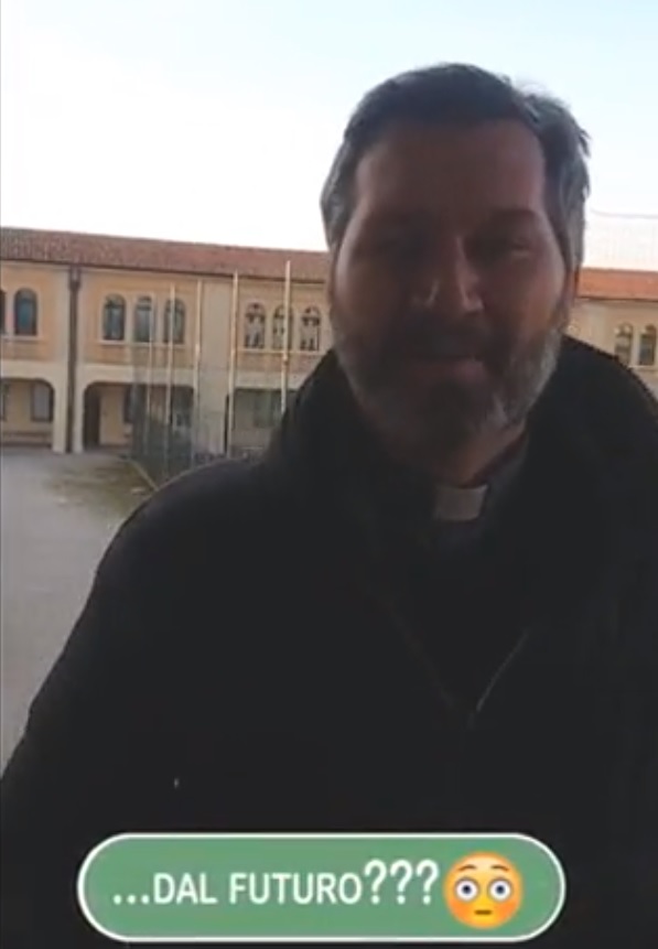 Don Stefano Giacometti va nel futuro con la Pan…DeLorean VIDEO