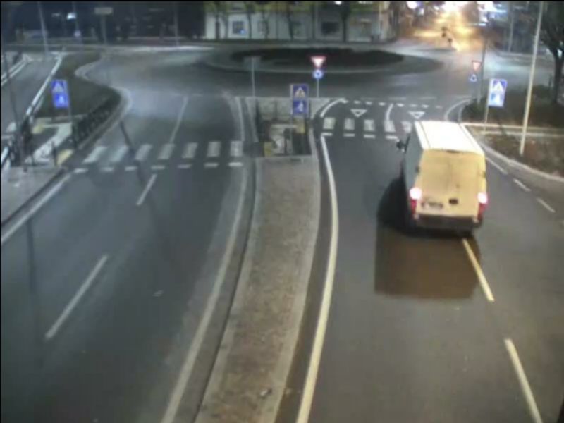 Furgone abbatte semaforo in Zai: ricercato conducente