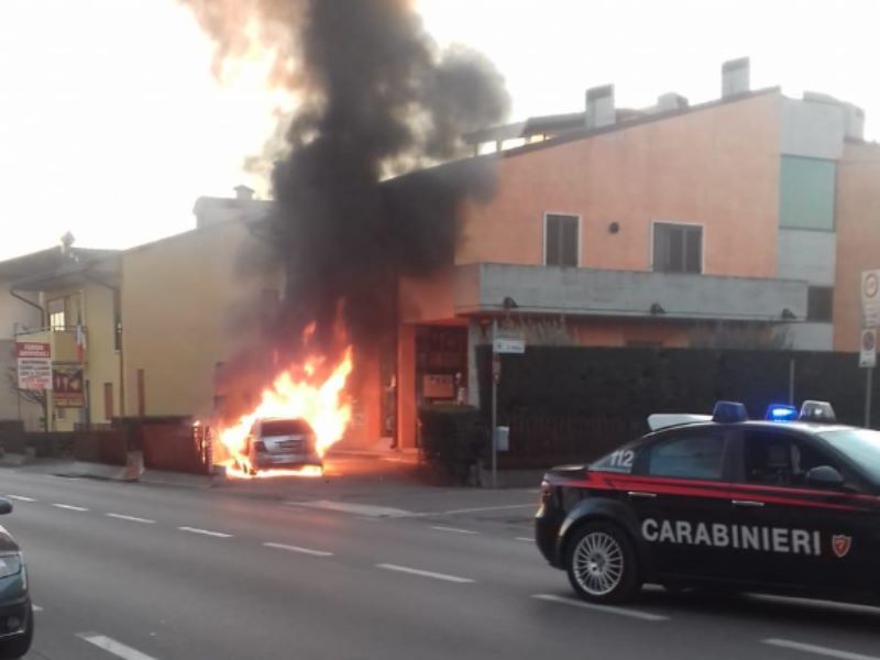 Castel d'Azzano, auto va a fuoco in centro FOTO e VIDEO