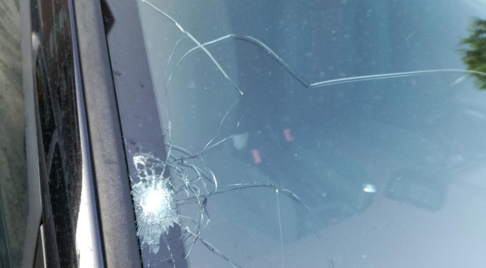 Lancia sassi contro auto e persone, arrestato un rumeno