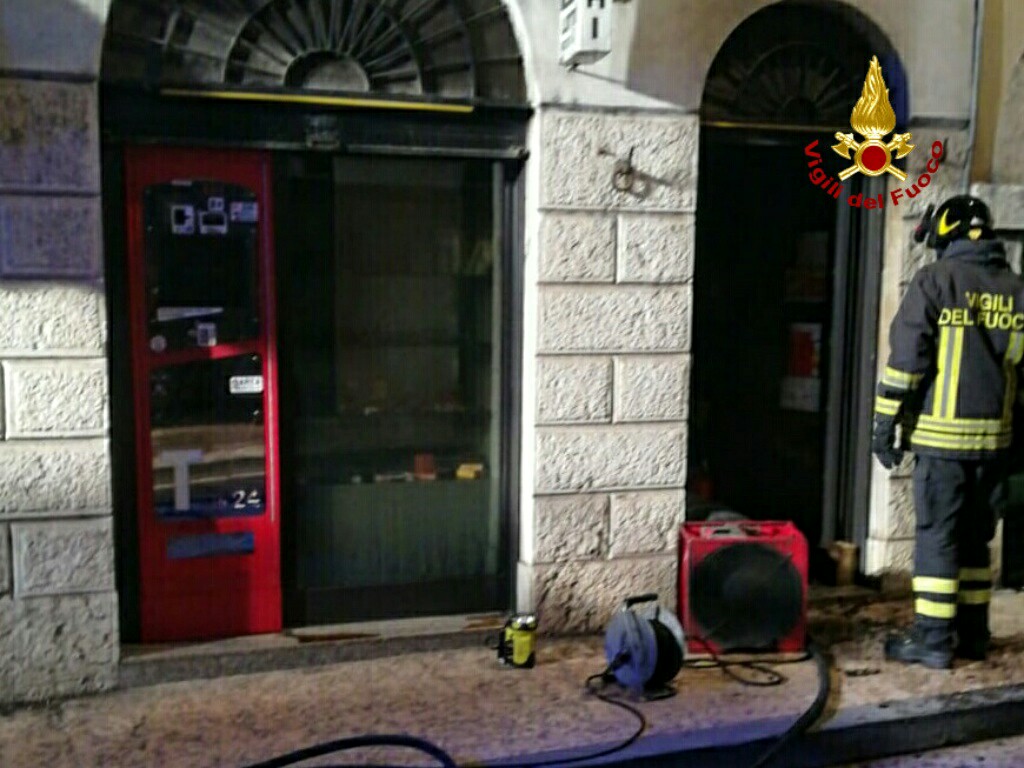 Incendio a Caprino Veronese in fiamme una tabaccheria