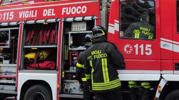 Auto con a bordo intera famiglia va a fuoco fuori dal casello VIDEO