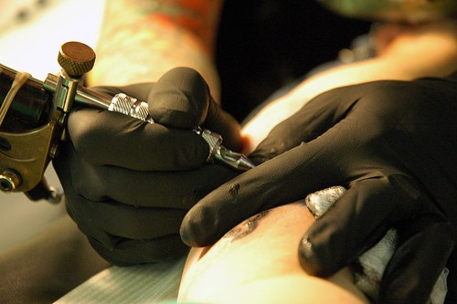 Tatuaggi e piercing, in sei anni triplicate le imprese