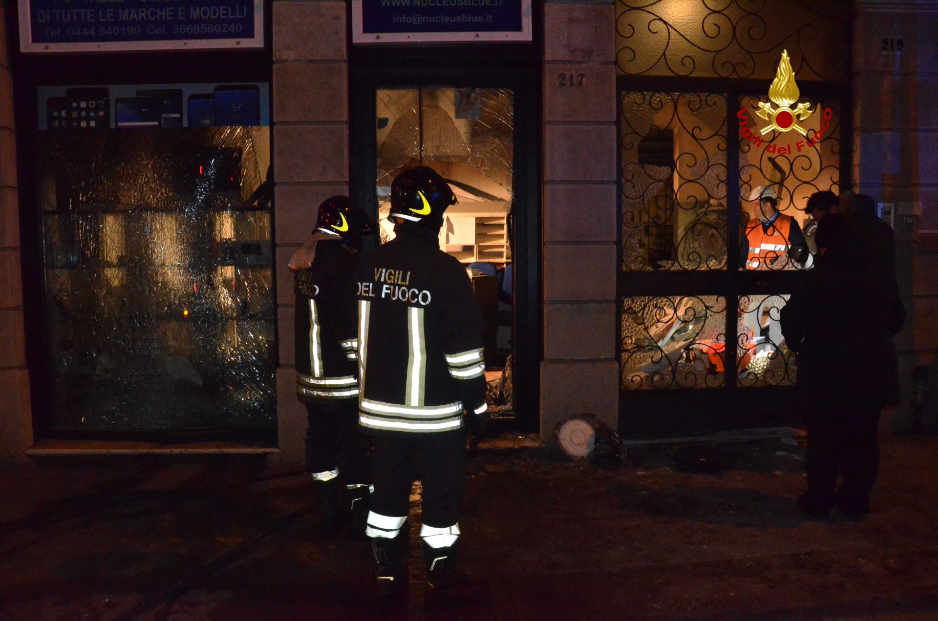 Esplosione e incendio, negozio devastato FOTO