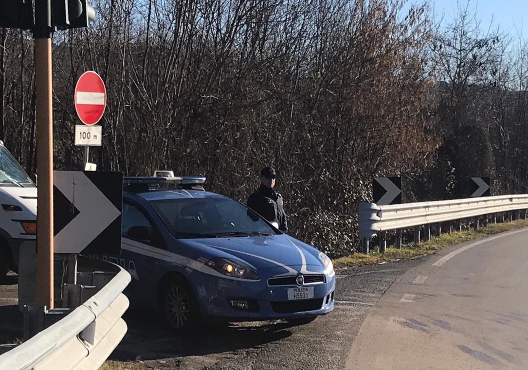 Brucia il semaforo rosso e sfreccia in centro a 180 all’ora, pazza notte per un 40enne