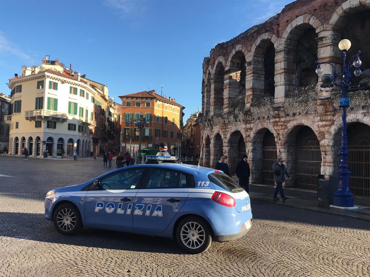 Spaccia in piazza Bra, arrestato cinquantunenne
