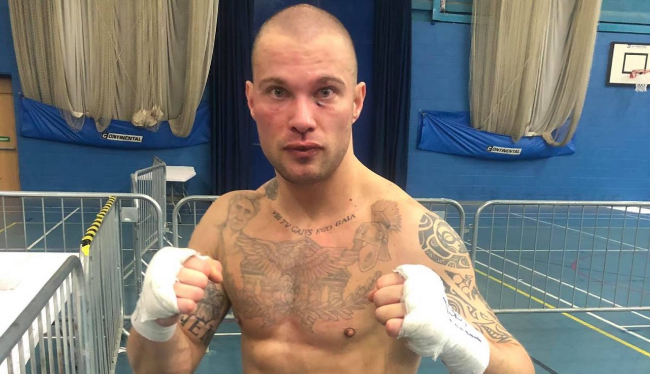 Dimitri Angelini vince un match di boxe a mani nude in Inghilterra