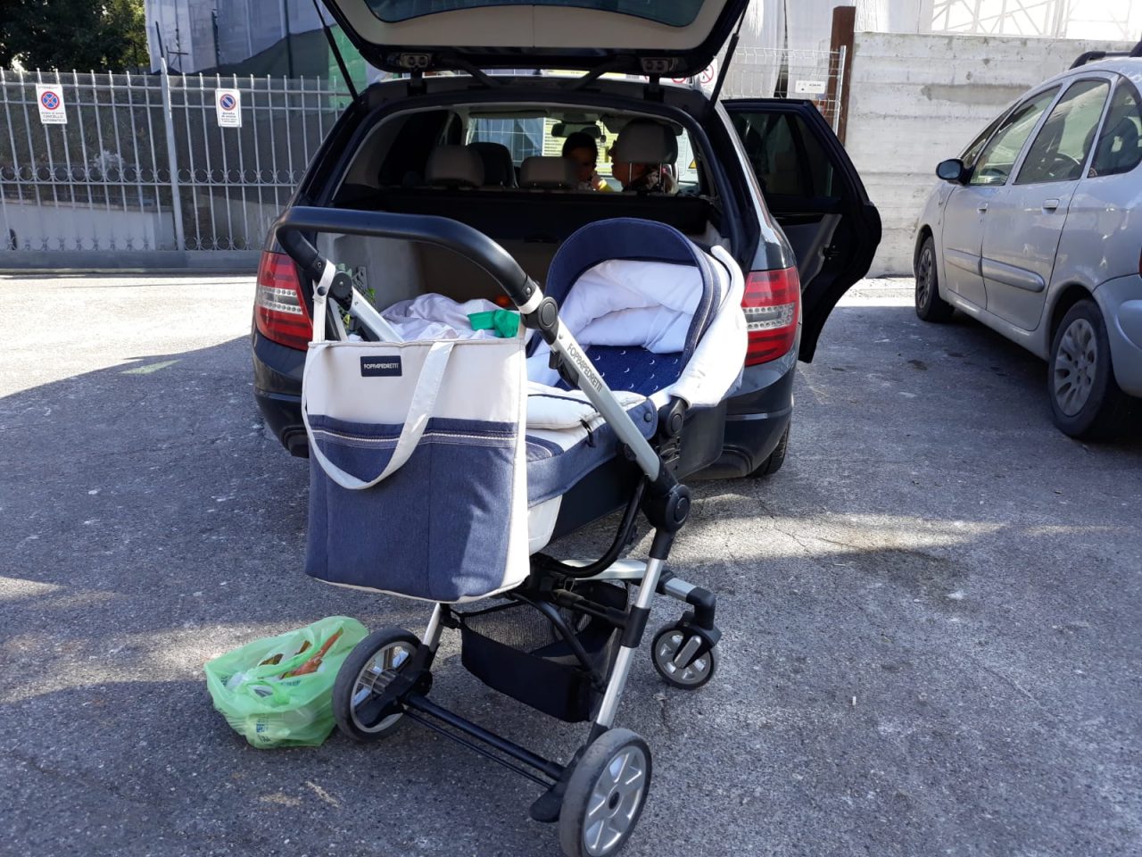 Ruba liquori e li nasconde nella culla col figlio di dieci mesi