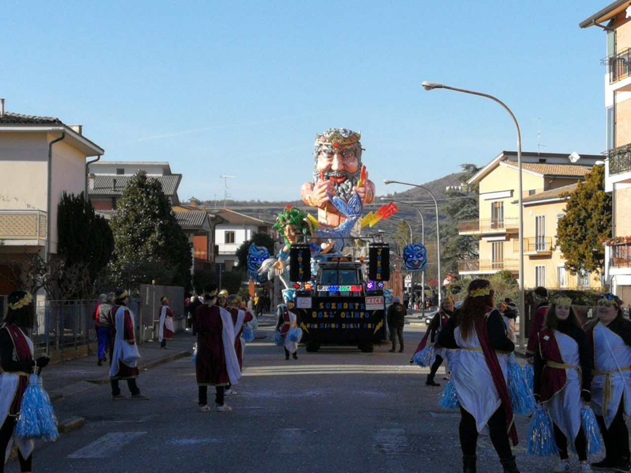 Carnevale, le coloratissime immagini della sfilata a Montorio