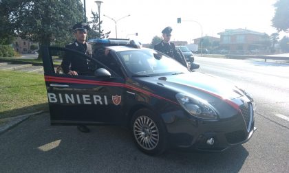 Insultano la capotreno e colpiscono un passeggero, denunciati due giovani a Villafranca