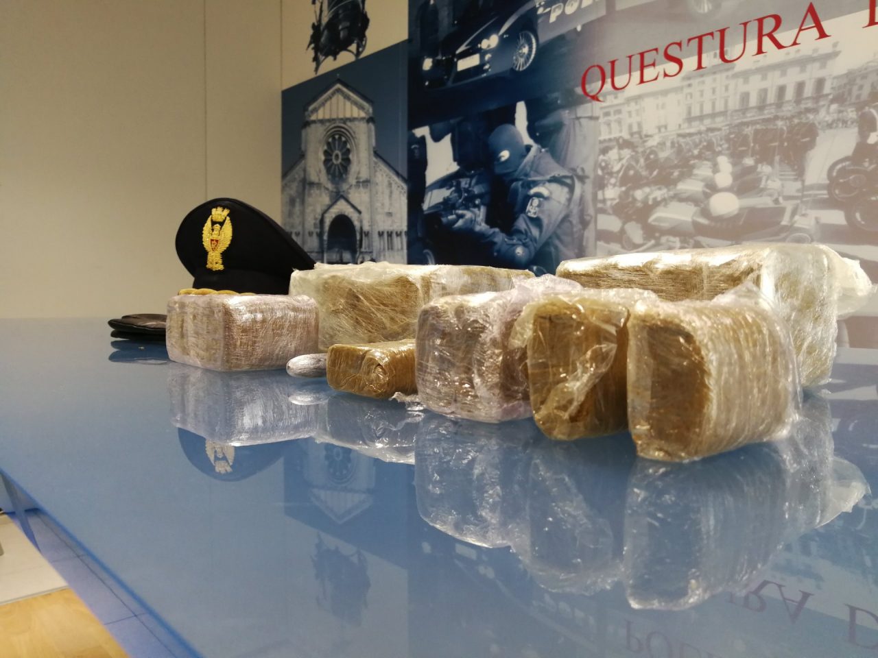 Spaccio al centro commerciale preso grazie ai cittadini
