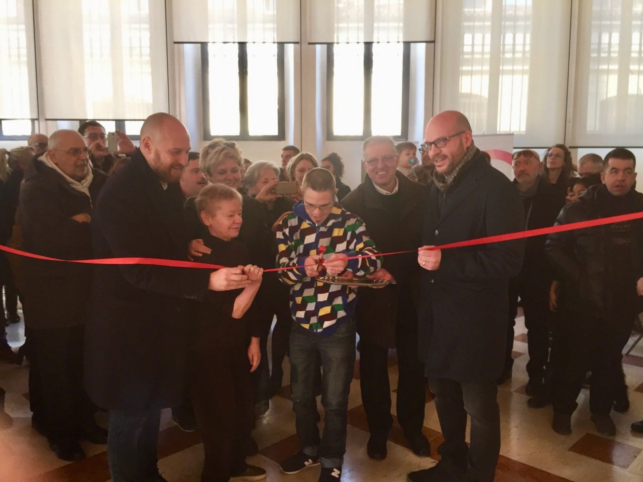Il ministro Fontana inaugura la mostra di artisti disabili “Piedi nella terra, mani nel colore”